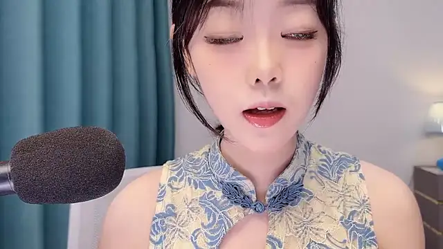 smalldaisy online show from May 17, 2026, 3:06 am