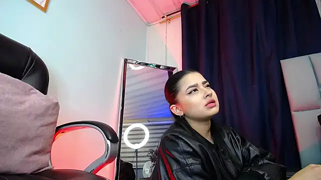 Snapshot of Emilyy05_ chatting on February 28, 2026, 3:39 am Emilyy05 online show from February 28, 2026, 3:39 am