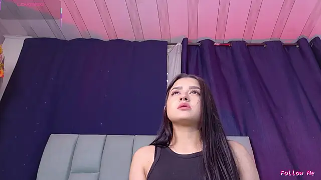 Snapshot of Emilyy05_ chatting on April 18, 2026, 12:35 am Emilyy05 online show from April 18, 2026, 12:35 am