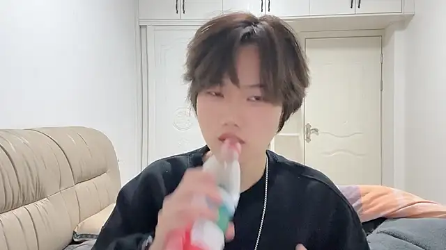 junnan001 online show from December 22, 2025, 9:09 am