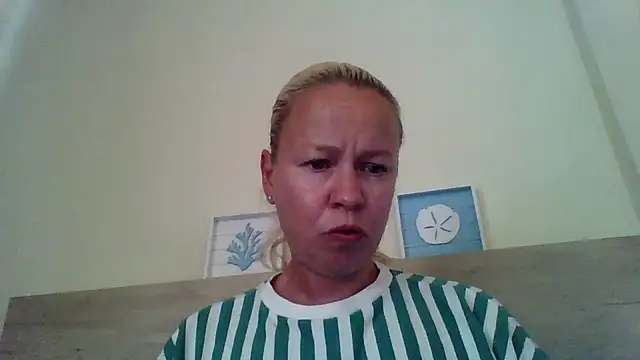 Snapshot of jennyblondeuk chatting on May 10, 2026, 1:57 pm jennyblondeuk online show from May 10, 2026, 1:57 pm