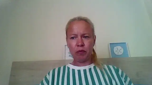 Snapshot of jennyblondeuk chatting on April 28, 2026, 4:33 pm jennyblondeuk online show from April 28, 2026, 4:33 pm