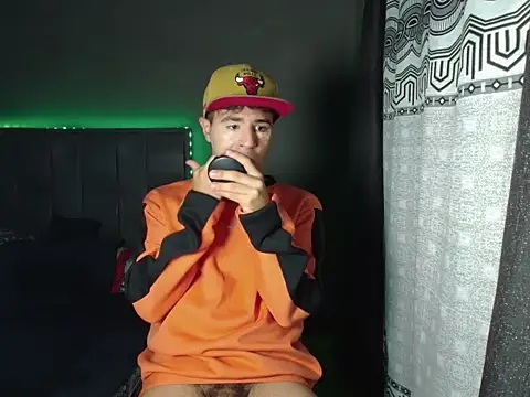 MAXIMILAINO-XXX online show from February 5, 2026, 11:44 pm