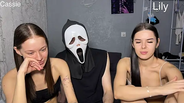 Snapshot of girls_secrets chatting on April 2, 2026, 10:22 am girls secrets online show from April 2, 2026, 10:22 am