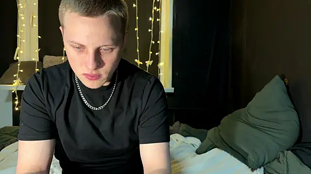 Snapshot of love4couple chatting on March 15, 2026, 5:09 pm love4couple online show from March 15, 2026, 5:09 pm