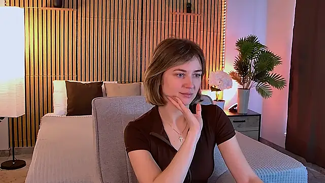 EmeraldGlow online show from April 13, 2026, 2:54 pm