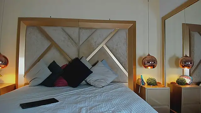 Snapshot of ElenaWatsonn chatting on April 6, 2026, 8:10 pm ElenaWatsonn online show from April 6, 2026, 8:10 pm