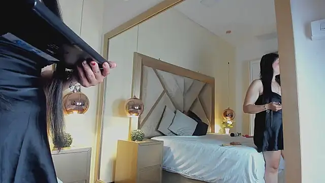 Snapshot of ElenaWatsonn chatting on April 7, 2026, 10:11 pm ElenaWatsonn online show from April 7, 2026, 10:11 pm