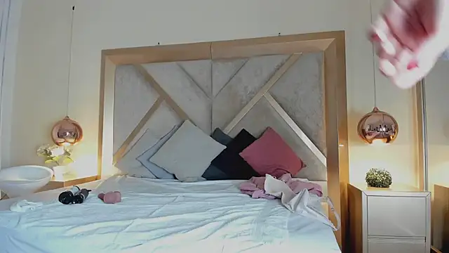 Snapshot of ElenaWatsonn chatting on April 4, 2026, 8:04 pm ElenaWatsonn online show from April 4, 2026, 8:04 pm