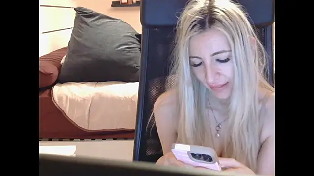 Snapshot of BarbieBlondieGirl chatting on January 17, 2026, 5:44 am BarbieBlondieGirl online show from January 17, 2026, 5:44 am