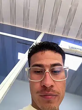 Snapshot of Latin_Paisa_Boy chatting on April 17, 2026, 8:33 pm Latin Paisa Boy online show from April 17, 2026, 8:33 pm
