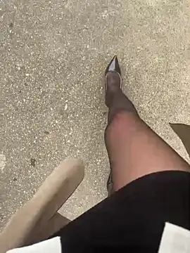 Molly-xiao online show from April 1, 2026, 6:48 am