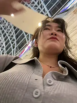 Molly-xiao online show from May 23, 2026, 1:32 pm