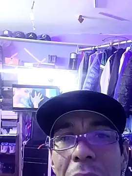 Snapshot of RealEl23 chatting on December 23, 2025, 1:05 am RealEl23 online show from December 23, 2025, 1:05 am