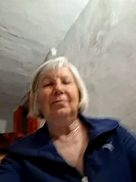 Snapshot of KlaudiaDarling chatting on May 3, 2026, 6:33 pm KlaudiaDarling online show from May 3, 2026, 6:33 pm