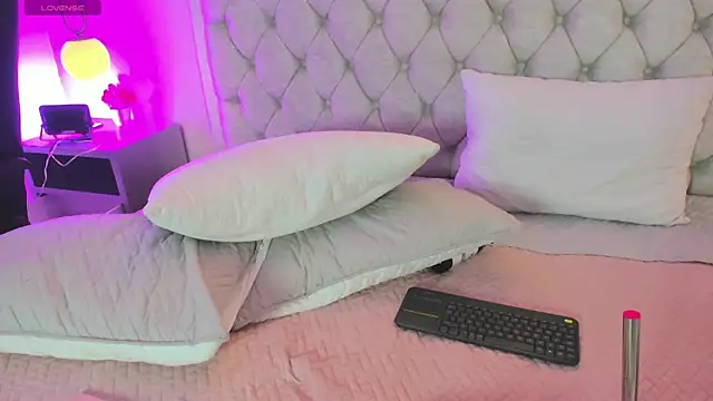 Chloe dolls18 online show from January 6, 2026, 7:40 pm