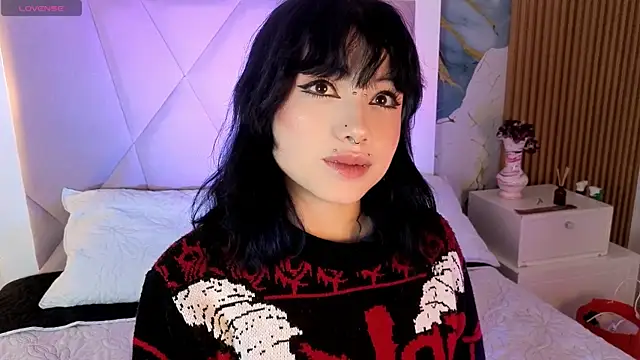 Snapshot of Sienna_Desiree chatting on May 23, 2026, 4:11 am Sienna Desiree online show from May 23, 2026, 4:11 am