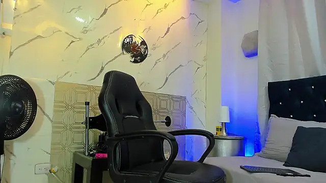 Snapshot of asher_lux chatting on February 25, 2026, 8:08 pm asher lux online show from February 25, 2026, 8:08 pm