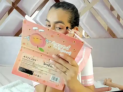 MiaKleinX online show from April 10, 2026, 9:22 pm