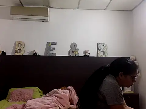 Flabia Roses online show from January 13, 2026, 12:31 pm