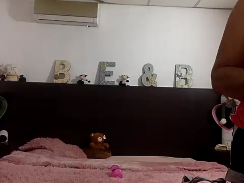 Flabia Roses online show from February 9, 2026, 2:59 pm