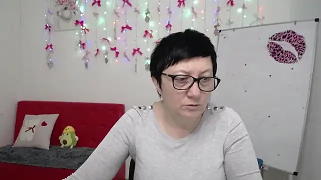 Snapshot of EmilyL0ve chatting on April 23, 2026, 5:14 pm EmilyL0ve online show from April 23, 2026, 5:14 pm