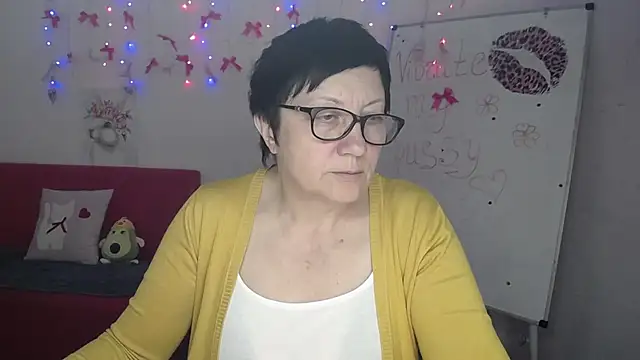 Snapshot of EmilyL0ve chatting on May 2, 2026, 5:29 pm EmilyL0ve online show from May 2, 2026, 5:29 pm