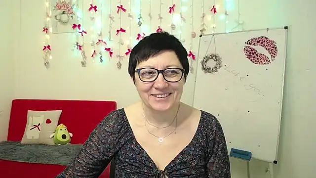 EmilyL0ve online show from April 13, 2026, 5:11 am