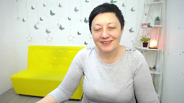 Snapshot of EmilyL0ve chatting on May 15, 2026, 5:11 pm EmilyL0ve online show from May 15, 2026, 5:11 pm