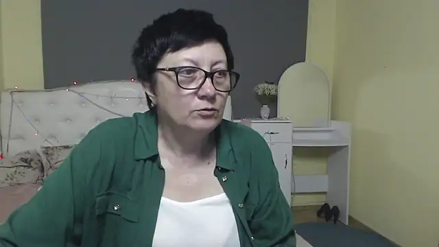 Snapshot of EmilyL0ve chatting on May 4, 2026, 5:49 pm EmilyL0ve online show from May 4, 2026, 5:49 pm