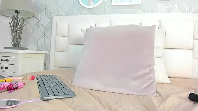 laura rouse7 online show from April 8, 2026, 7:26 pm