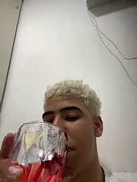 lzinho9153 online show from February 26, 2026, 12:10 am