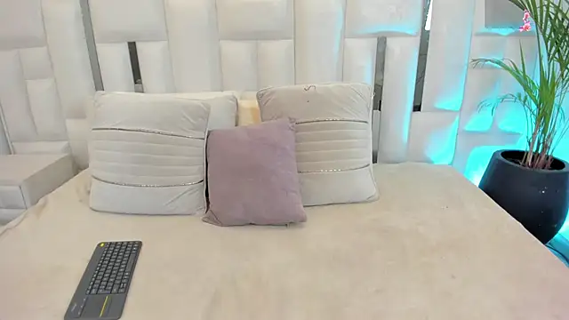 Snapshot of iim_Cloe chatting on March 20, 2026, 8:43 pm iim Cloe online show from March 20, 2026, 8:43 pm