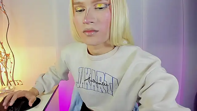 Snapshot of Sue_blue chatting on April 12, 2026, 4:27 am Sue blue online show from April 12, 2026, 4:27 am