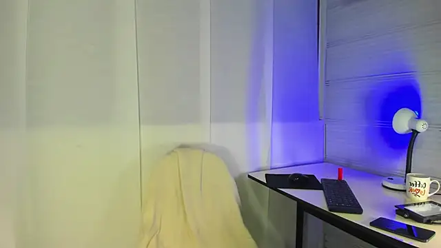 Snapshot of Sue_blue chatting on March 6, 2026, 12:16 am Sue blue online show from March 6, 2026, 12:16 am