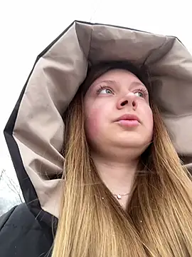 Snapshot of BlondeHott chatting on January 15, 2026, 7:23 am BlondeHott online show from January 15, 2026, 7:23 am