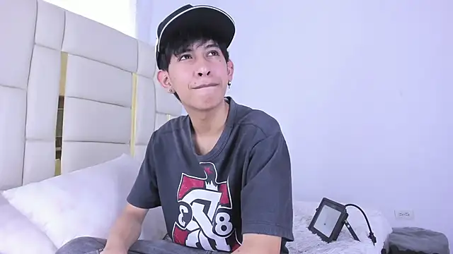 Snapshot of julian_xx chatting on July 15, 2026, 7:54 pm julian xx online show from July 15, 2026, 7:54 pm