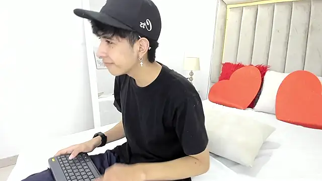 Snapshot of julian_xx chatting on February 11, 2026, 6:41 pm julian xx online show from February 11, 2026, 6:41 pm