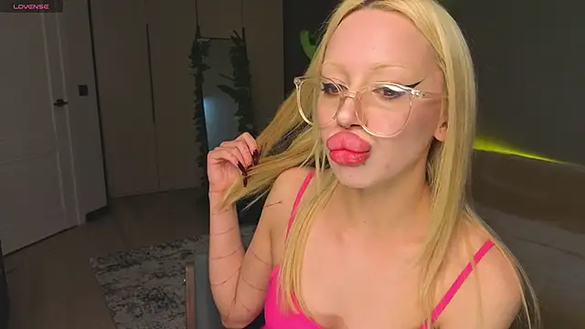 Luna Beverly online show from April 19, 2026, 8:11 pm