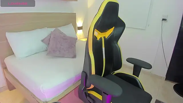 mara08  online show from February 10, 2026, 8:19 pm