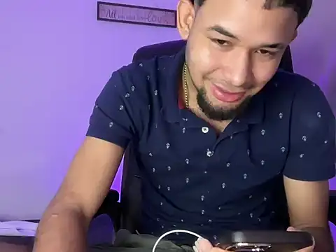 Snapshot of enyel_100 chatting on February 19, 2026, 11:18 am enyel 100 online show from February 19, 2026, 11:18 am