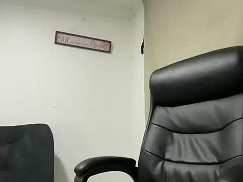 Snapshot of enyel_100 chatting on February 7, 2026, 11:24 pm enyel 100 online show from February 7, 2026, 11:24 pm