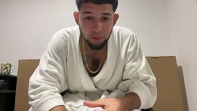 Snapshot of enyel_100 chatting on January 6, 2026, 3:32 am enyel 100 online show from January 6, 2026, 3:32 am