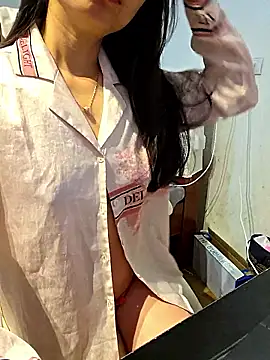 Snapshot of moon_baby99 chatting on January 18, 2026, 6:17 am moon baby99 online show from January 18, 2026, 6:17 am