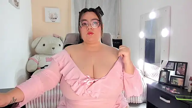 KarlaLannee online show from May 17, 2026, 2:33 am