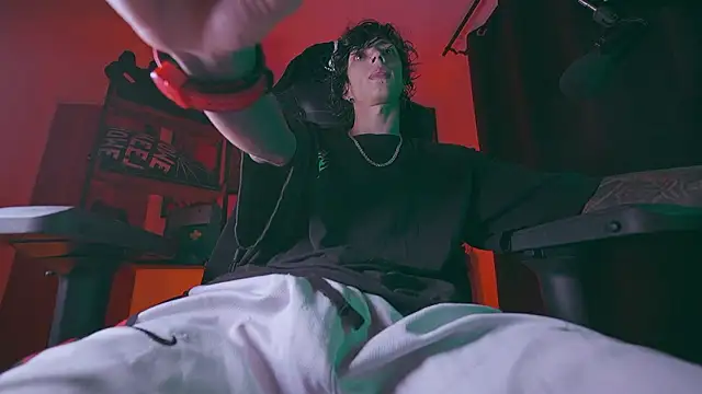 Snapshot of Olliver___y chatting on March 31, 2026, 2:35 am Olliver y online show from March 31, 2026, 2:35 am