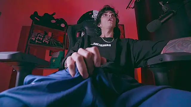 Snapshot of Olliver___y chatting on April 8, 2026, 12:34 am Olliver y online show from April 8, 2026, 12:34 am