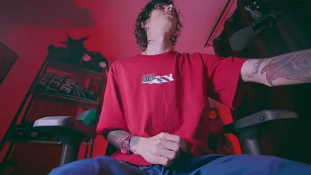 Snapshot of Olliver___y chatting on April 12, 2026, 11:30 pm Olliver y online show from April 12, 2026, 11:30 pm