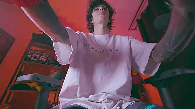 Snapshot of Olliver___y chatting on April 15, 2026, 11:38 pm Olliver y online show from April 15, 2026, 11:38 pm