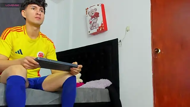 Snapshot of camilo_model chatting on April 2, 2026, 7:09 pm camilo model online show from April 2, 2026, 7:09 pm